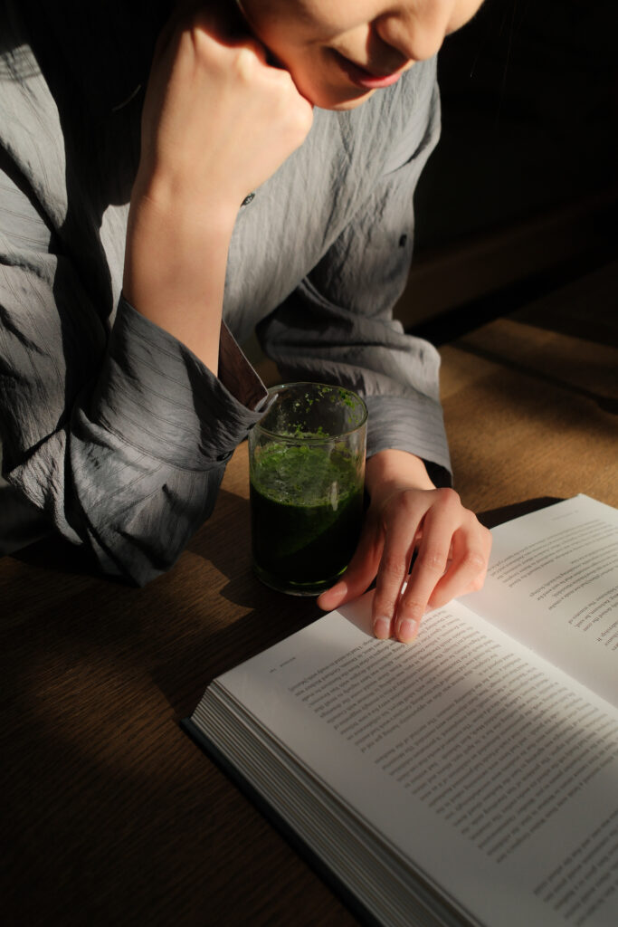 kaboompics_cozy-morning-light-and-self-care-moments-39260 clean girl