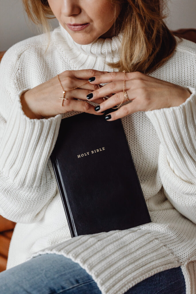 kaboompics_bible-christianity-prayer-catholic-church-cross-spirituality-piety-25382 girly bible verses