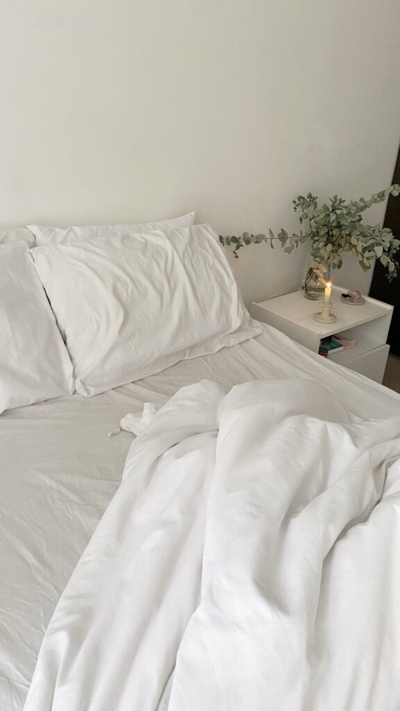 fernanda-cardenas-dupe cozy bedroom